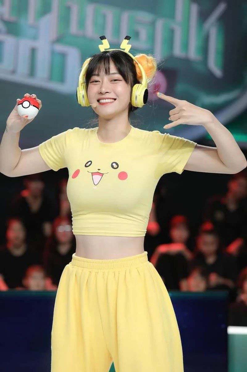 Lê Bống bắt đầu nổi tiếng khi mặc áo Pikachu tham dự chương trình nhanh như chớp