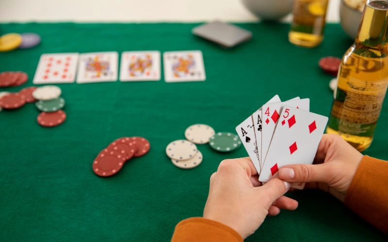 Cách chơi bài poker 4 lá đơn giản dễ hiểu từ cao thủ