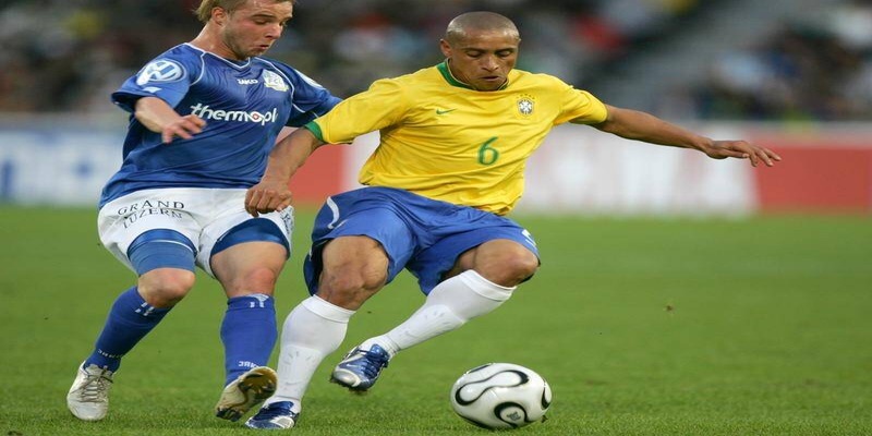 Roberto Carlos - Huyền thoại bóng đá có biệt danh "Người Đạn"