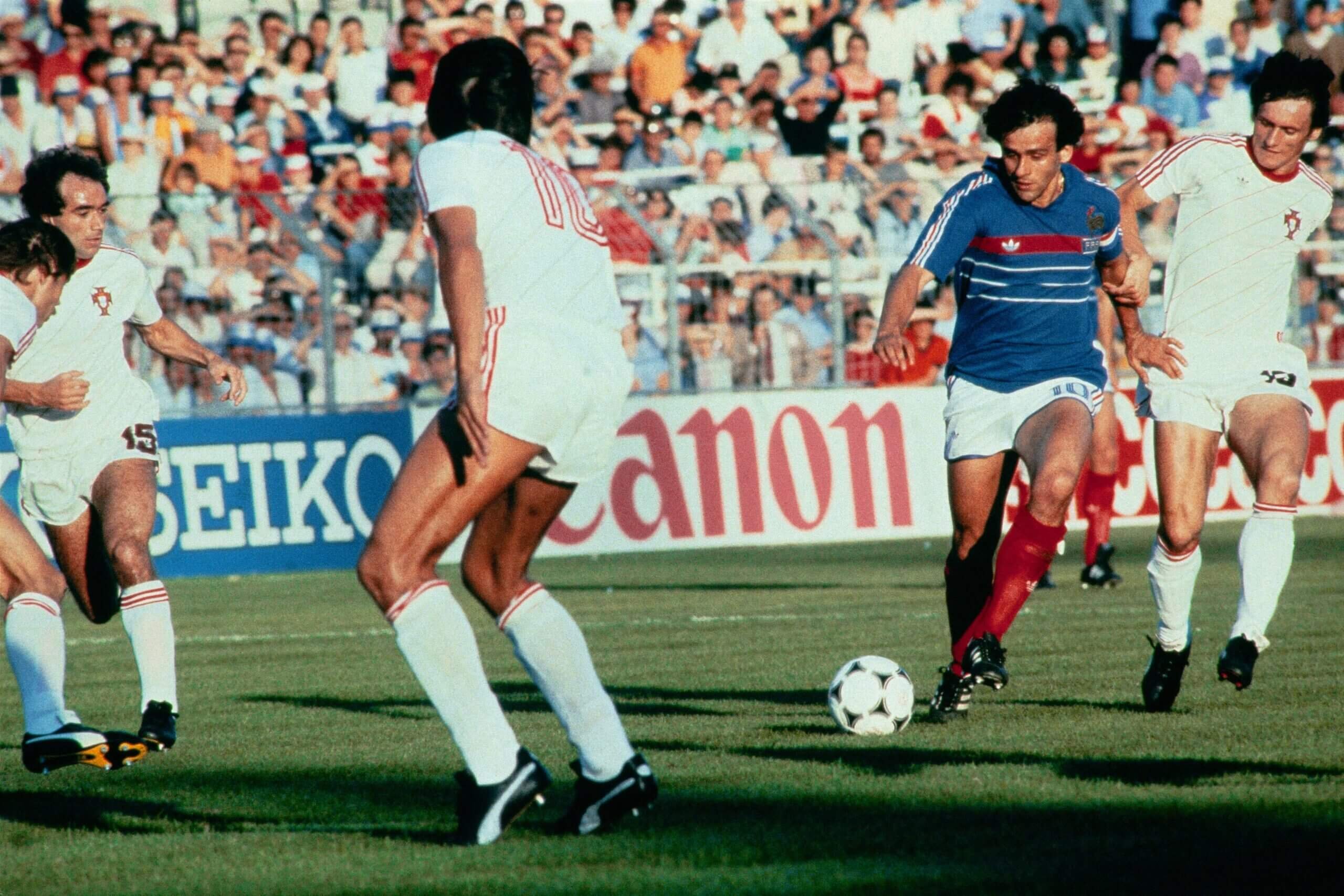 EURO và những điều thú vị: Platini giúp Pháp vượt vũ môn