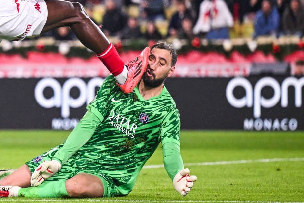 Cận cảnh cú đá kinh hoàng vào mặt thủ môn Donnarumma