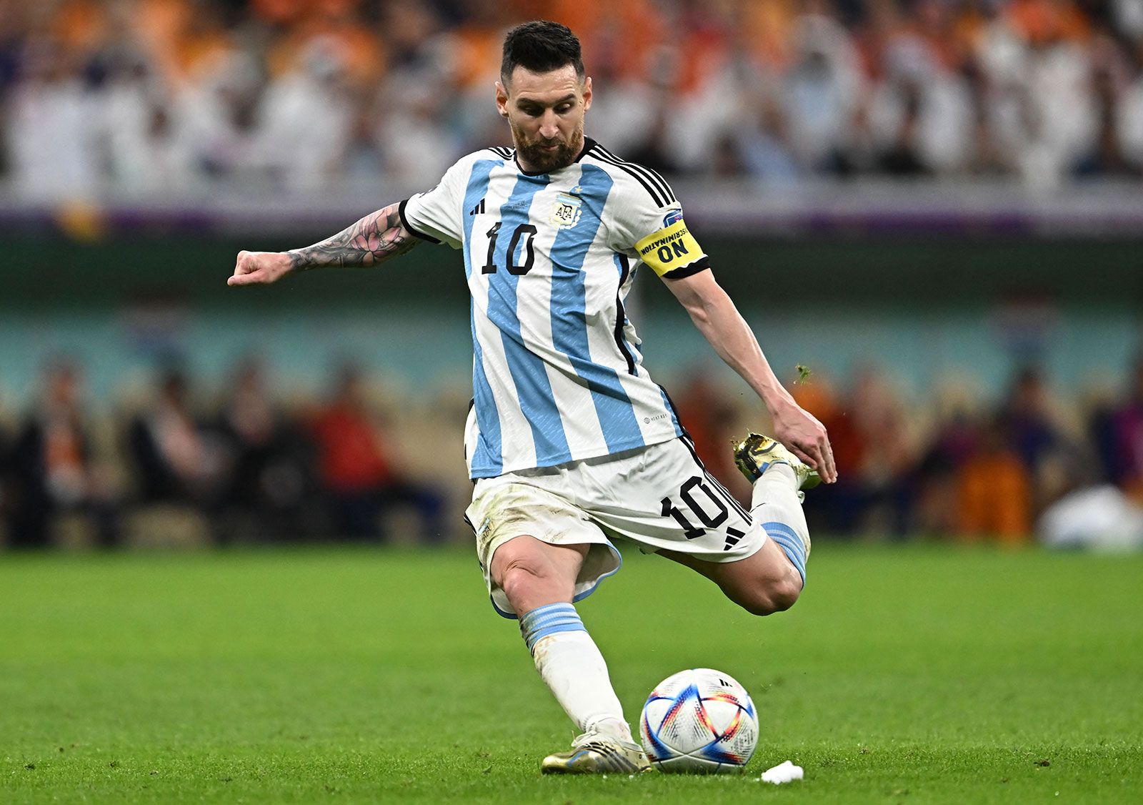 Lionel Messi | Tiểu sử, Danh hiệu, Kỷ lục, Quả bóng vàng, Inter Miami và Sự kiện | Britannica