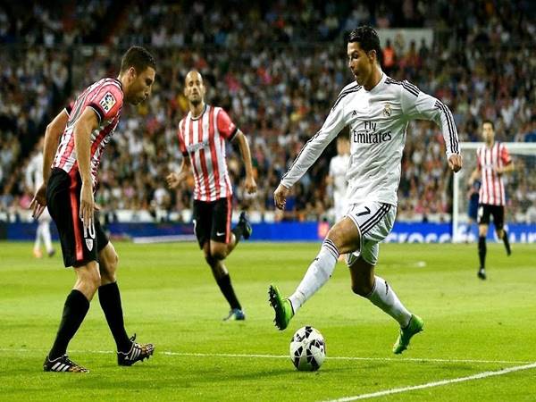 Cách cướp của người qua đường của Ronaldo Cách lừa bóng qua người của Ronaldo có gì đặc biệt?