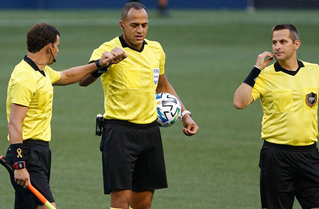 Luật bóng đá FIFA 2025: Các loại trọng tài và vai trò của VAR