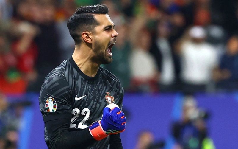 Thủ môn Diogo Costa thể hiện sự tập trung cao độ