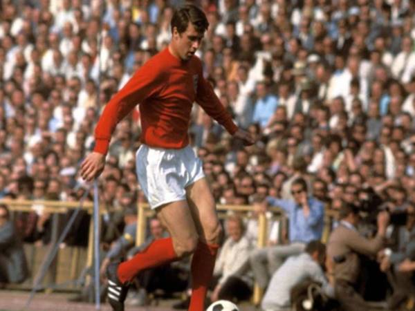 Geoff Hurst ghi bàn trong trận chung kết World Cup 1966